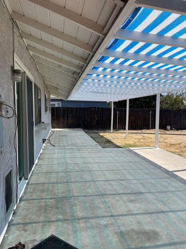 Building Photo - Three Bedroom Two Bathroom Home in Hemet!