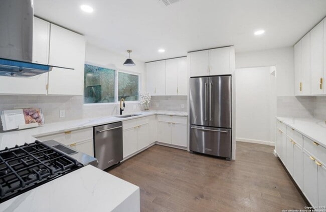 Building Photo - 408 Meadowbrook Dr