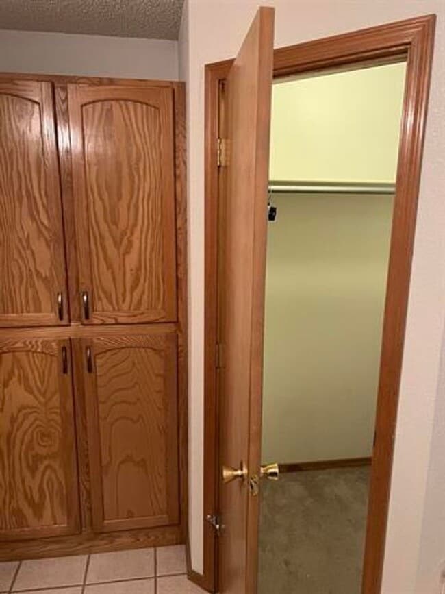 Building Photo - Lovely 3 Bedroom 2 bathroom home with pool