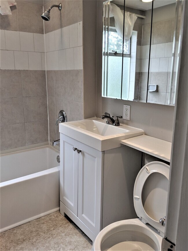 Building Photo - Charming 2-Bedroom Home in West Seattle-Off Street Parking- Large Outdoor Space