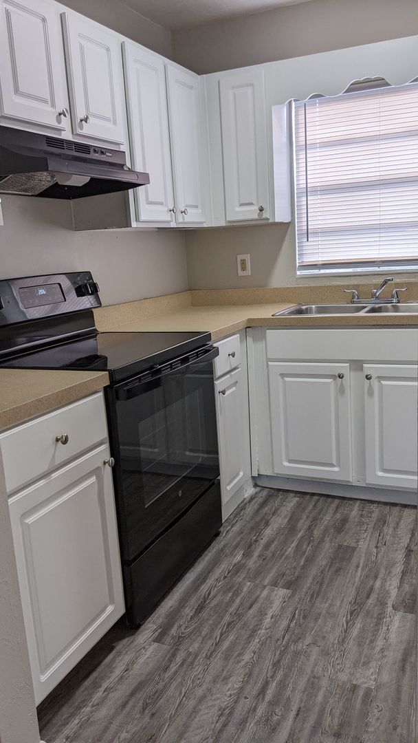 Building Photo - Linton Oaks townhouse - Completely Remodeled