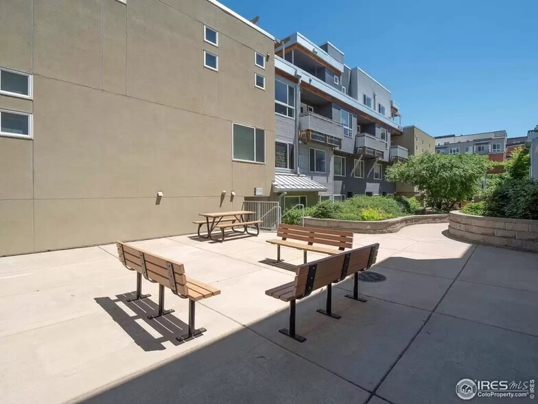 Manicured open spaces - 2850 E College Ave