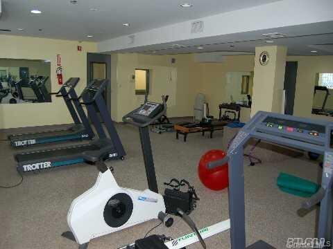 Building Photo - 25 W Broadway