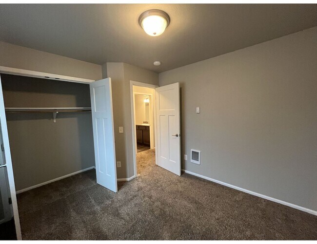 Building Photo - Townhouse Style 3 Bedroom