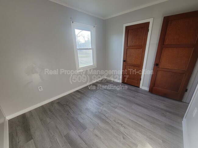 Building Photo - 400/402 Barth Ave