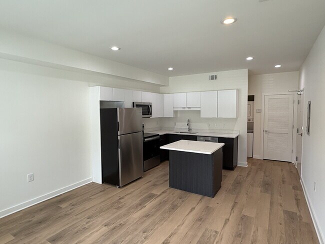 Building Photo - Come check out the West End Flats!