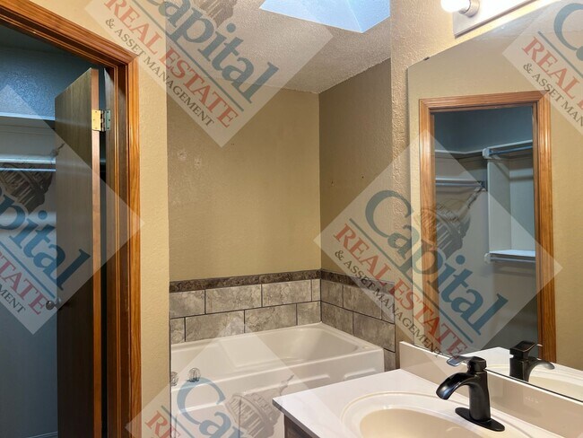 Building Photo - Charming 3 Bedroom