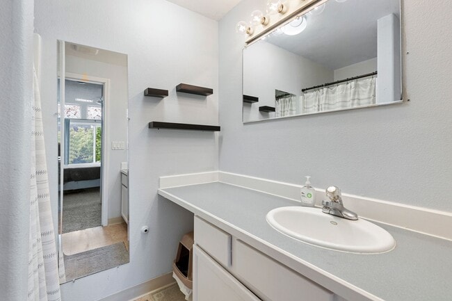 Building Photo - Lovely Townhouse in Kenton with Fenced Yard and Attached Garage