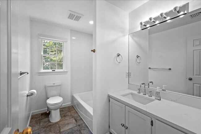 Building Photo - Lakeside Drive HOA
