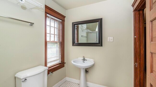 Building Photo - 823 Dewey Ave