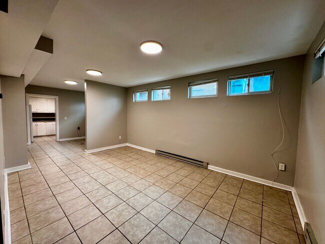 Building Photo - 327B Maple Lane