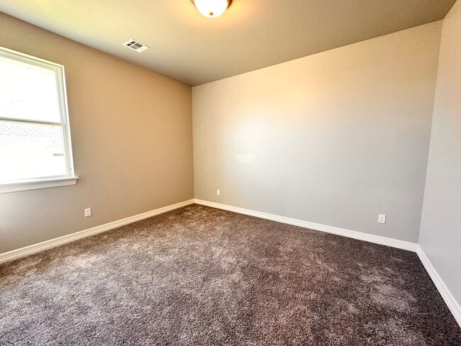 Building Photo - Spacious 4-Bedroom Home with Pool in Yukon