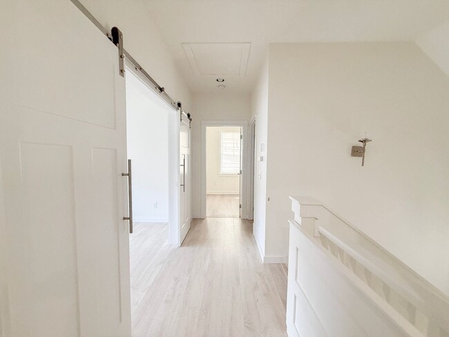 Building Photo - Pet-Friendly 3-Bedroom Home with Bright, Airy Coastal Style