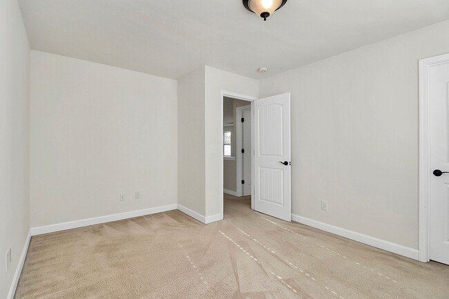 Building Photo - Beautiful three bedroom townhome