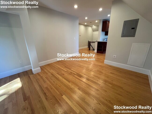Building Photo - 90 Lyndhurst St