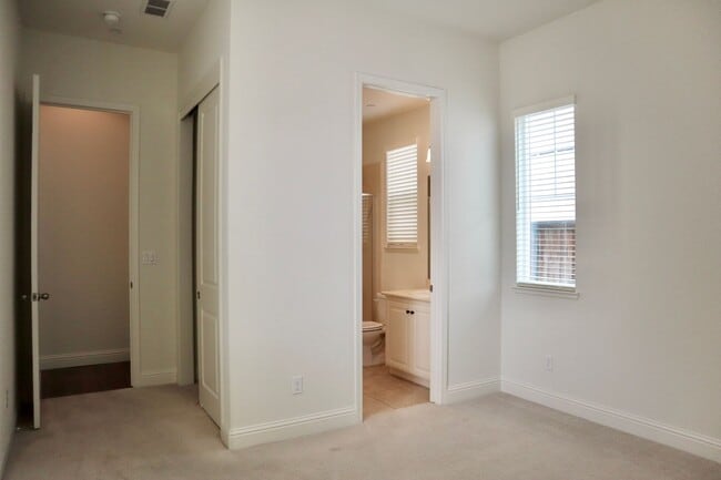 Building Photo - Stunning 3,400 Square Foot Home For Rent! ...