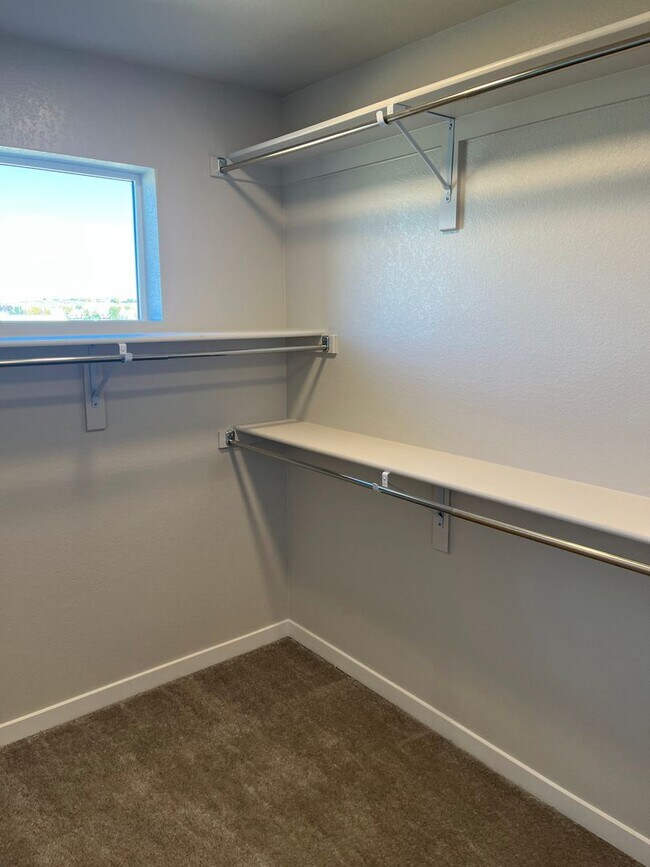 Building Photo - Beautiful Modern 4 Bedroom Home in Superior