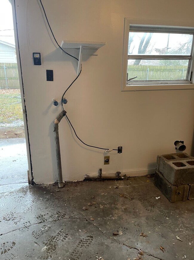 Building Photo - Fully Updated Home Just A Short Distance T...