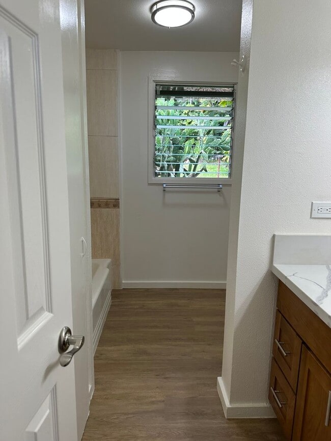 Building Photo - 3BR/2BA House with driveway and parking