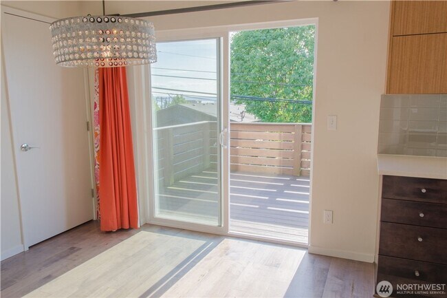 Building Photo - 2bd/1ba Seattle Home