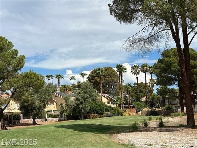 Building Photo - 2963 Pinehurst Dr