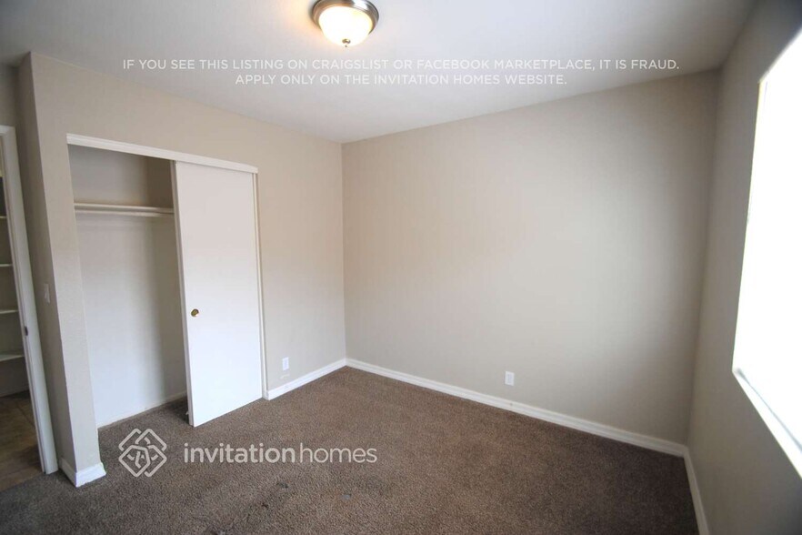 Building Photo - 834 E Glade Ave