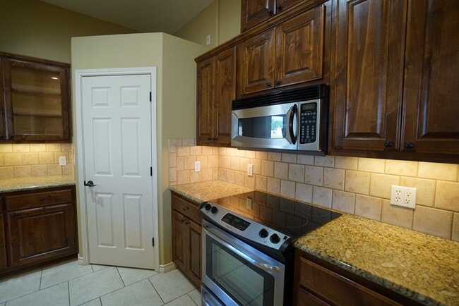 Building Photo - 2801 Indian Wells Dr E