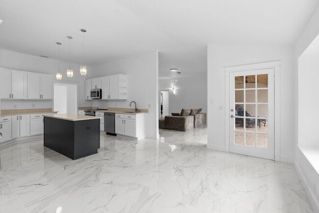 Building Photo - 2120 Lakebreeze Way