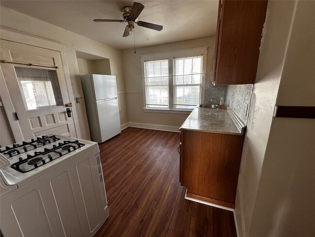 Building Photo - 43 Emma St