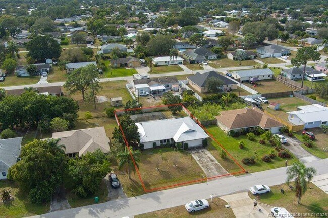 Building Photo - 160 SE Duxbury Ave