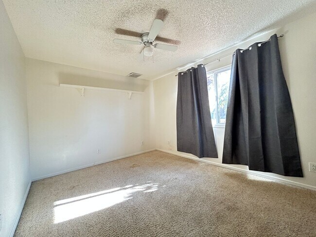 Building Photo - 4 Bedroom, 2 Bathroom Updated home with Pool!