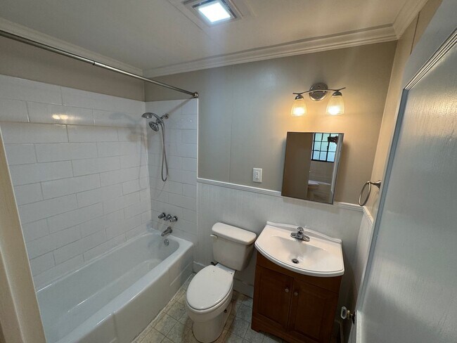 Building Photo - 2611 Sherwood St