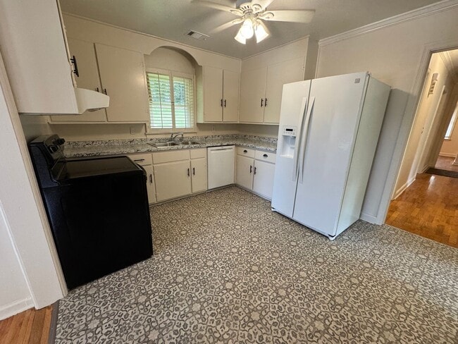 Building Photo - Cozy 3/1 House in East Rome- $1,495