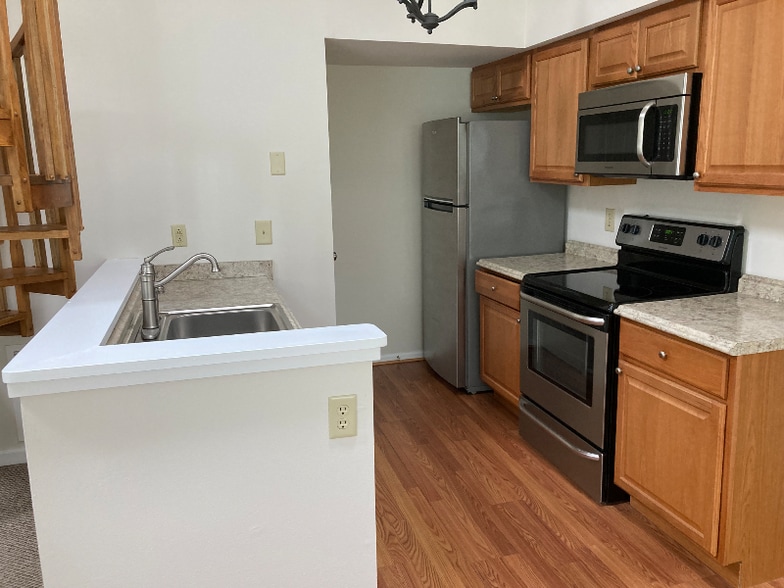 Building Photo - 616 Foxcroft Cir