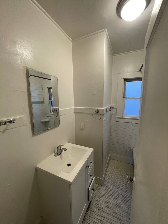 Building Photo - Charming one-bed, one-bath apartment in Midtown