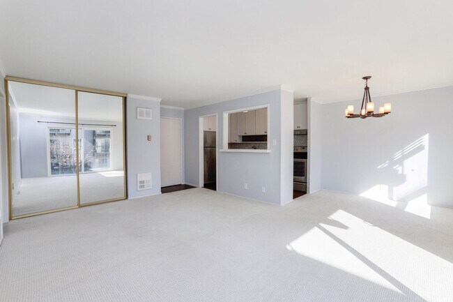 Building Photo - 1 Bed / 1 Bath pet friendly condo with parking in beautiful San Mateo. YouTube Tour!