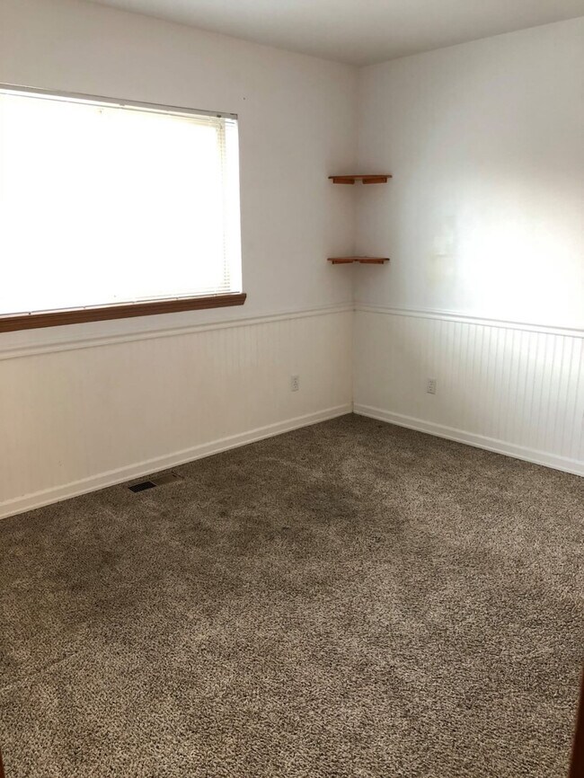 Building Photo - 501 E Walnut Cir