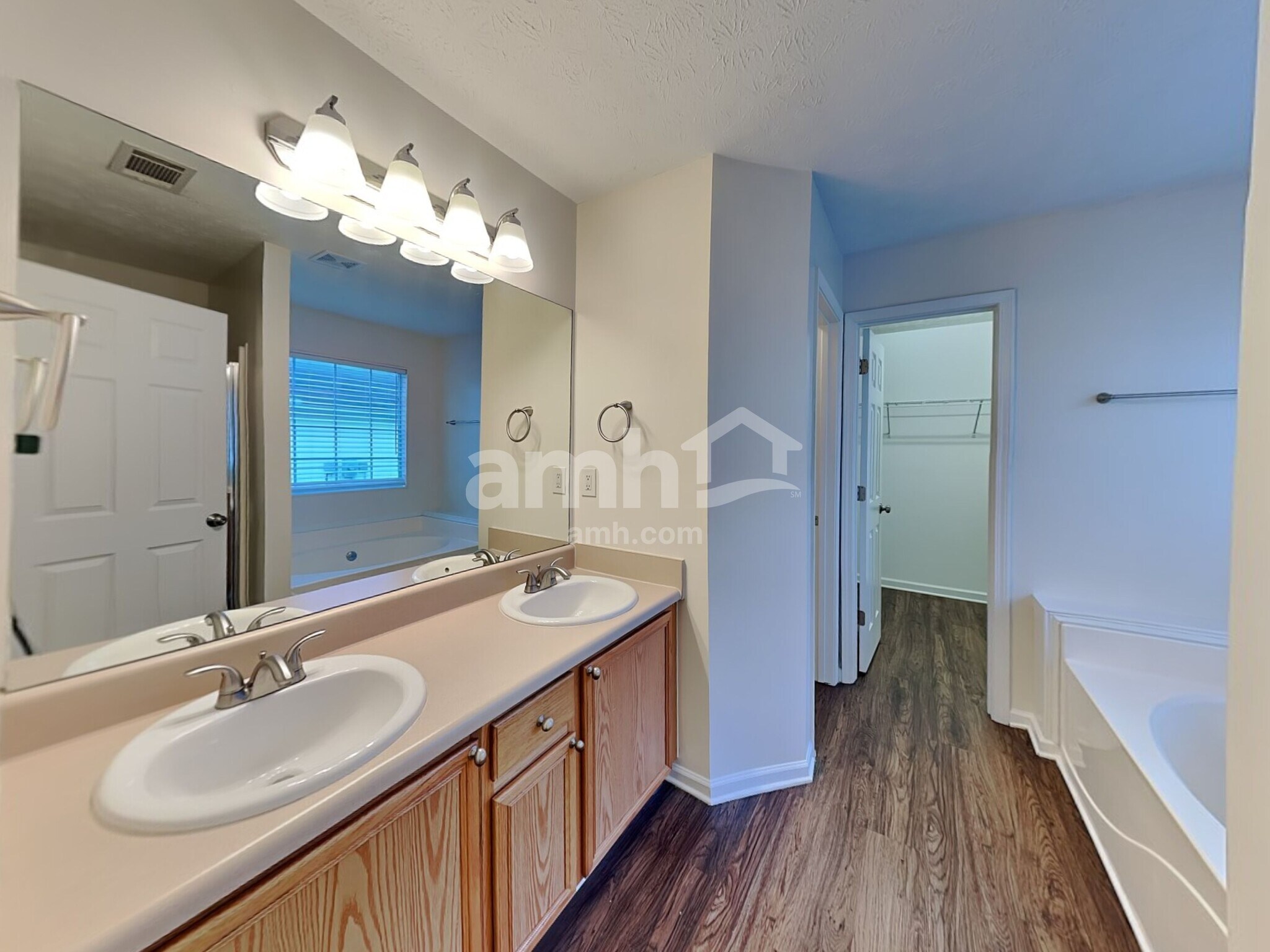 Building Photo - 910 Harbins View Dr