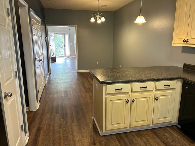 Building Photo - Cozy 3 Bed 2 Bath Home! Available August!