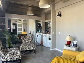 Building Photo - 2016 Main St