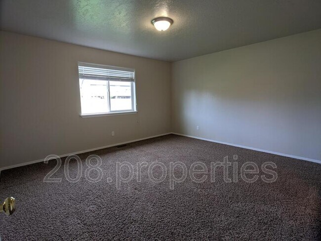 Building Photo - 611 N Kayden Way