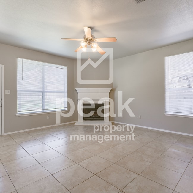 Building Photo - 4 Bedroom/2 Bathroom HOME FOR LEASE! Just ...
