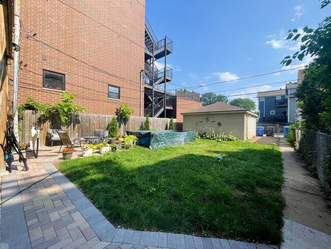 Building Photo - 2317 W Roscoe St