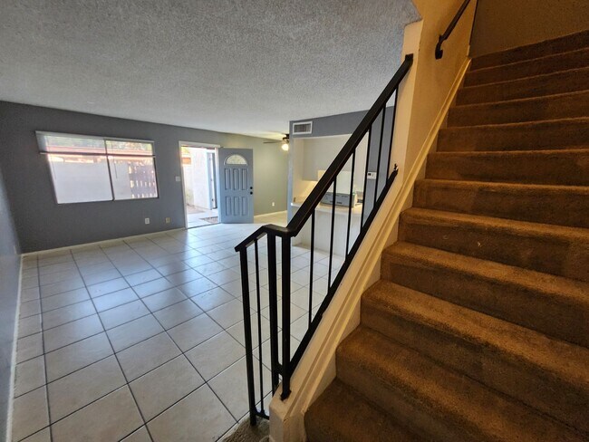 Building Photo - Charming 2-Bedroom Townhome