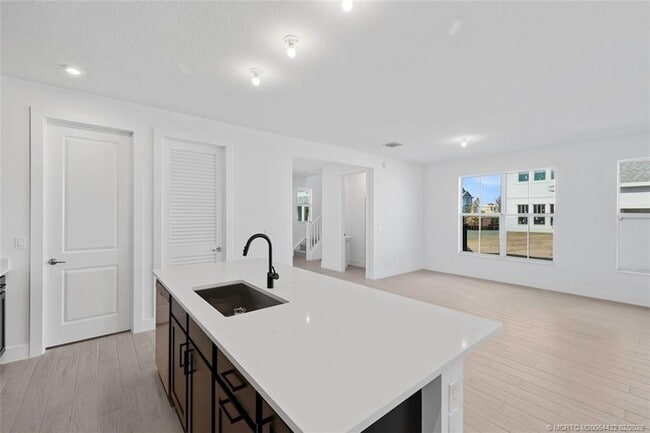 Building Photo - 823 SW Pr Ave