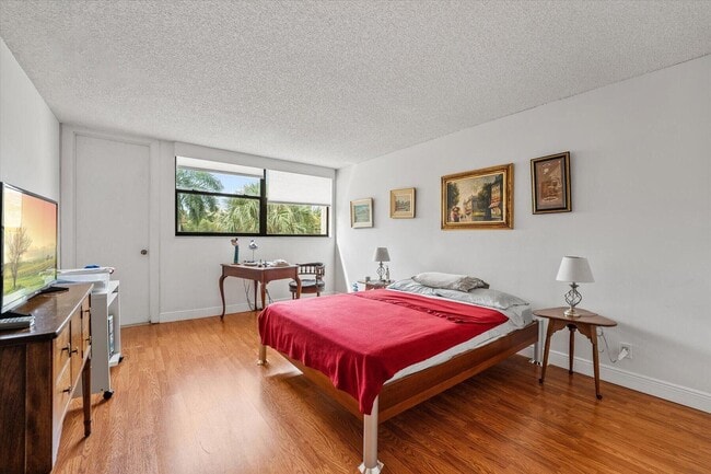 Building Photo - 16251 Golf Club Rd