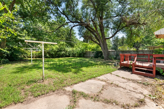 Building Photo - 2146 S Crestway St