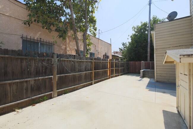 Building Photo - 2624 S Budlong Ave