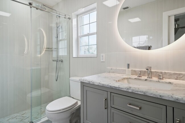 Building Photo - 4091 Lakespur Cir N