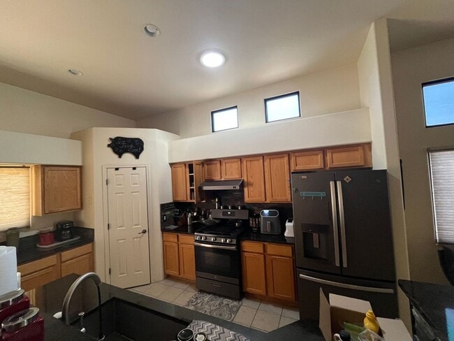 Building Photo - Furnished monthly rental home with long term lease options.